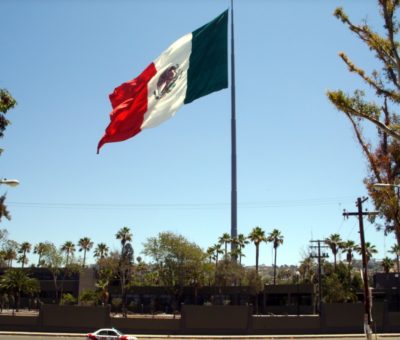 Padecen 30 niños calor en ceremonia de Día de la Bandera