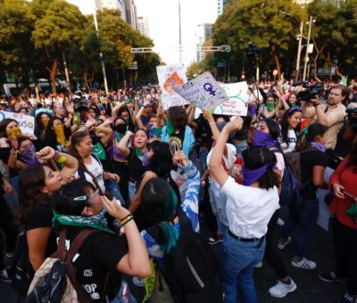 Llegan primeros contingentes de mujeres al Zócalo para manifestarse contra la violencia de género