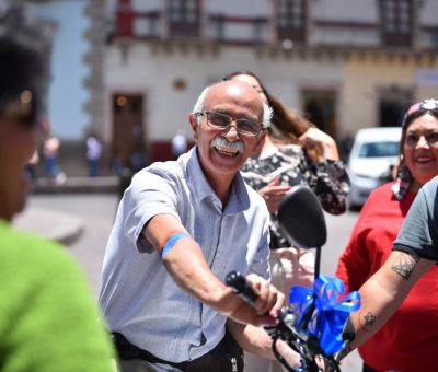 Entrega Navarro el auto y las dos motos del sorteo ‘Del corazón’ 2023