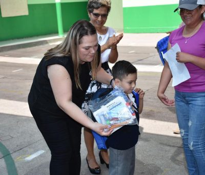 Entrega de útiles escolares y mochilas