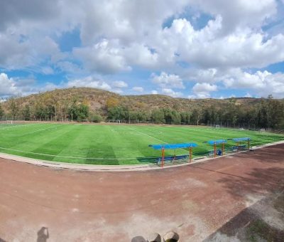 Empastan cancha de fútbol soccer en la deportiva Torres Landa; ya está totalmente lista