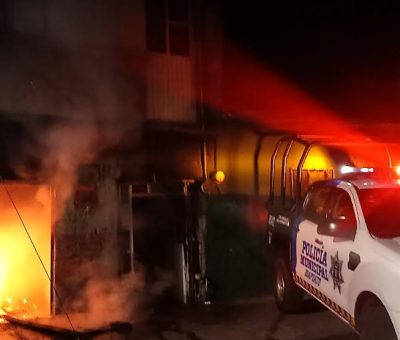 Rescatan a familia de incendio en vivienda