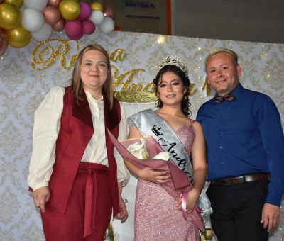 Chío Cervantes corona a Andrea I, Reina de la Secundaria Nicolás Bravo