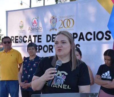 Inauguran rehabilitación de cancha y entregan material deportivo