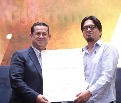 Premian a ganador del Concurso de Creación del Himno del Estado