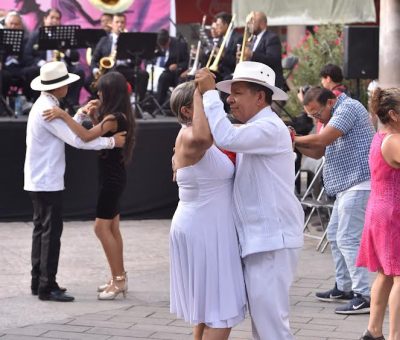 Bailan con la Banda Municipal