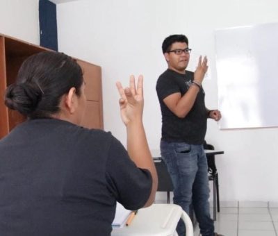 Capacitan a cadetes de policía en lenguaje de señas