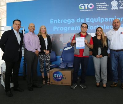 SDES fortalece la economía de la región Laja-Bajío con la entrega de equipo productivo y constancias de certificación