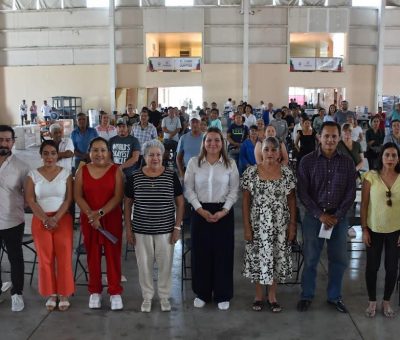 Chío Cervantes entrega equipamiento para negocios