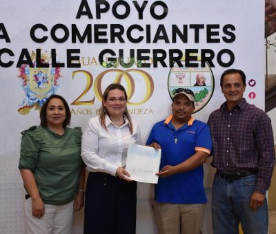 Entregan apoyos a comerciantes y locatarios de Calle Guerrero