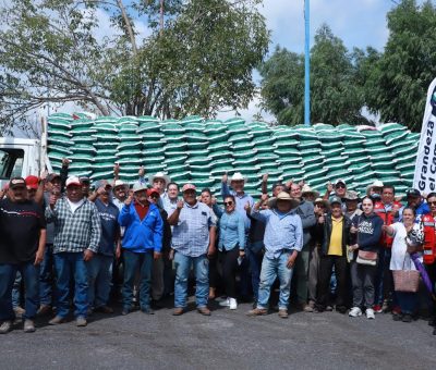 Apoya SDAyR al campo de Uriangato con entrega de fertilizante