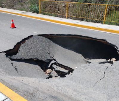 Vandalismo provoca colapso de puente de acceso a Loma de Obrajeros