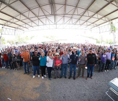 Entrega SDAyR apoyos a familias y productores de maíz en SFR