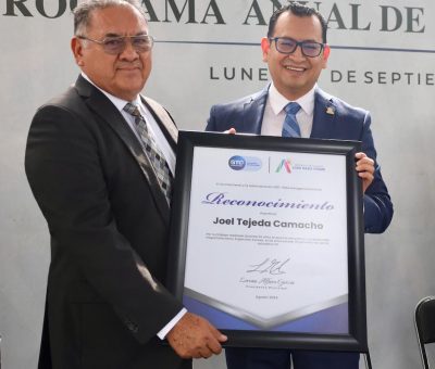 Reconocen trayectoria educativa de docente irapuatense