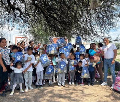 Fomenta Melanie la creatividad y el gusto por la lectura entre niñas y niños de comunidades