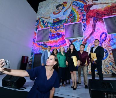 Develan mural en el exterior del Teatro de la Ciudad