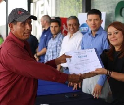 Reciben certificado de educación básica trabajadores del campo guanajuatense