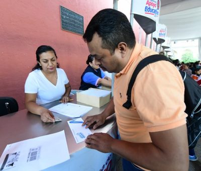 Apoyan a estudiantes con becas muncipales