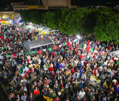 Ante la presencia de más de mil personas, el Secretario del Ayuntamiento, Alejandro Perea Castro, en representación del Presidente Municipal, encabezó el tradicional Grito de Independencia