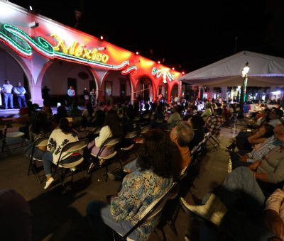 Roberto García Urbano, Presidente Municipal, encendió las luces patrias de Presidencia Municipal