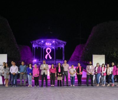 Job Gallardo enciende Quiosco del Centro Histórico de color rosa, por conmemoración de la lucha contra el Cáncer de mama