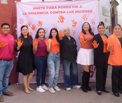 Plasman huellas de manos de color naranja en favor de la No Violencia contra las Mujeres