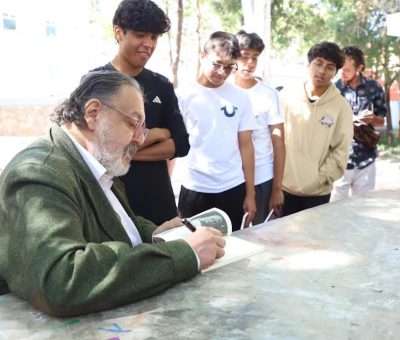 Entre risas y anécdotas, Jorge F. Hernández celebró el Día Nacional del Libro con estudiantes del nivel medio superior