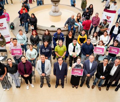 Reciben becas municipales 45 universitarios de Celaya