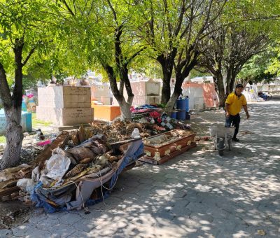 Dan mantenimiento a panteones municipales: retiran más de tonelada y media de basura