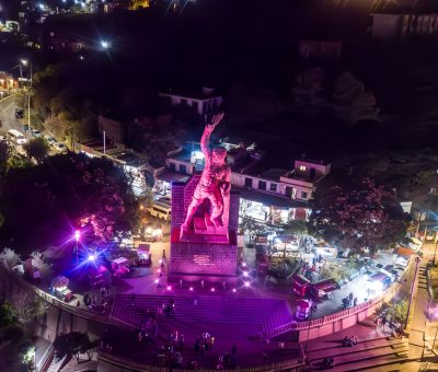 Iluminan de rosa al Pípila por el mes del Cáncer de Mama