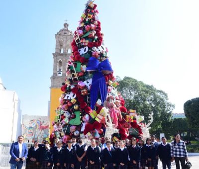 Disfrutan escuelas de Villa Navideña, Fiestas de Paz 2024