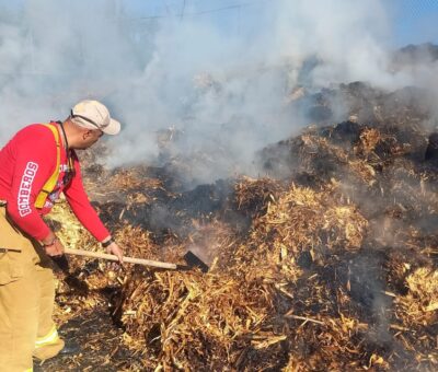 Protección Civil controla incendio de 2,500 pacas de rastrojo en San Miguel Emenguaro