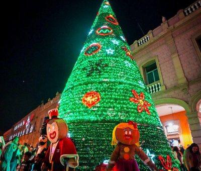 Encienden Árbol de Navidad y Nacimiento Monumental en el Jardín de Celaya