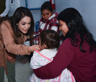 Presidenta municipal Cinthia Teniente llevó cena a personal médico y familiares de pacientes en el Hospital Comunitario