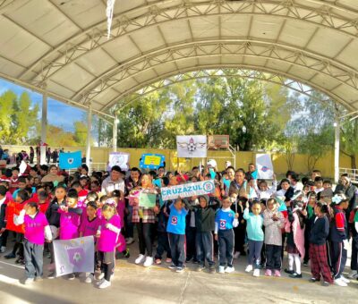 Gobierno de Salvatierra dona material deportivo a primaria en San Pedro de los Naranjos