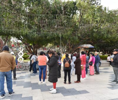 Comerciantes locales comenzaron instalar puestos para la venta de juguetes de Reyes Magos