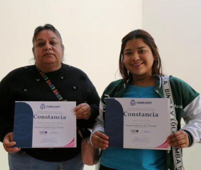 A través del programa “Bécat”, se gradúa la primera generación de mujeres pespuntadoras en Guanajuato